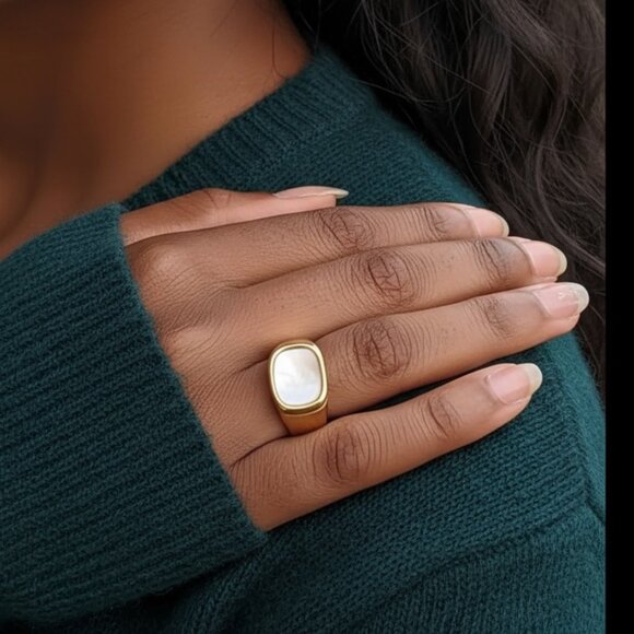 🆕️Elegant 18K Gold Plated  Stainless Steel Fashion Chunky Shell Statement Ring - Picture 1 of 9